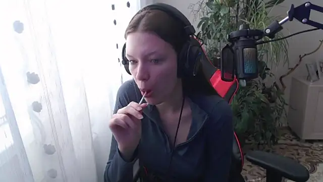 PunyKnee online show from April 2026 07:09:02 AM