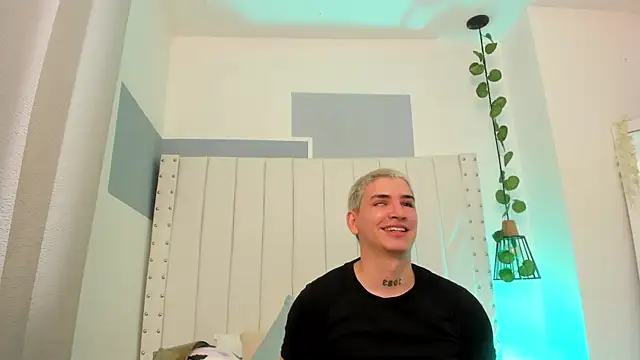 sebas and vanessa online show from April 2026 07:52:02 PM