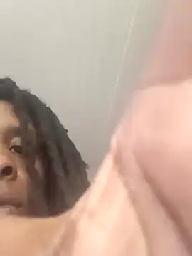 Snapshot of Azelia_33 chatting on April 2026 09:15:02 PM Azelia 33 online show from April 2026 09:15:02 PM