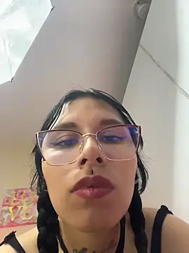 Snapshot of Monserratbdsm1 chatting on April 2026 05:17:01 PM Monserratbdsm1 online show from April 2026 05:17:01 PM