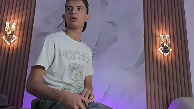 Snapshot of Ethanhot_os chatting on April 2026 06:02:01 PM Ethanhot os online show from April 2026 06:02:01 PM