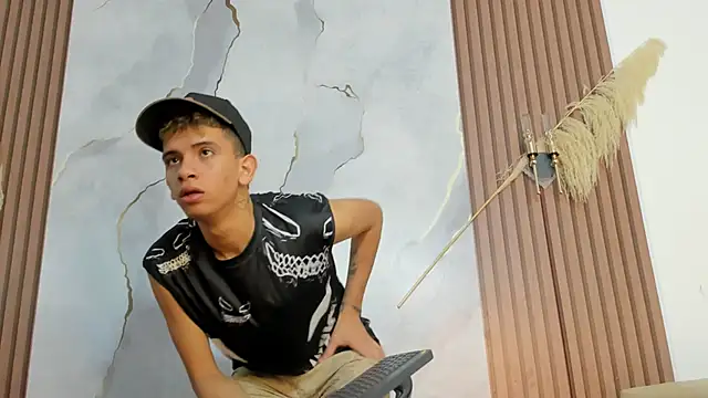 Snapshot of Ethanhot_os chatting on April 2026 05:41:02 PM Ethanhot os online show from April 2026 05:41:02 PM