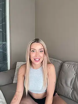 Snapshot of BlondeChiara chatting on April 2026 04:12:01 PM BlondeChiara online show from April 2026 04:12:01 PM