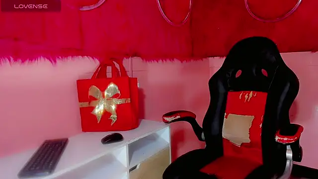 Mia dasilva  online show from April 2026 07:20:02 PM