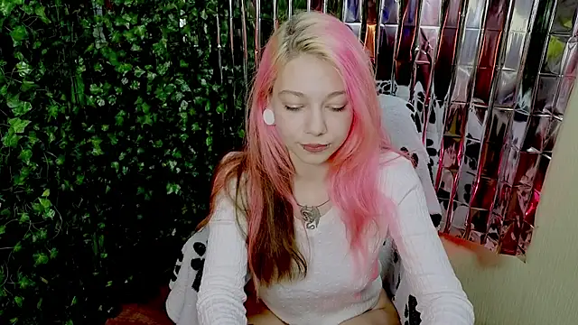 Snapshot of Sansarella chatting on January 2025 06:35:01 PM Sansarella online show from January 2025 06:35:01 PM