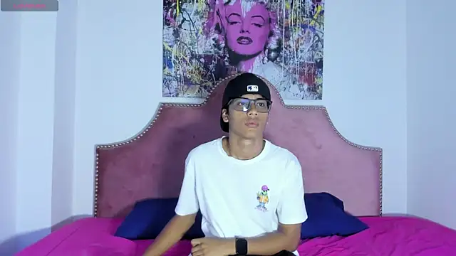 Snapshot of LiamKron chatting on April 2026 11:37:01 AM LiamKron online show from April 2026 11:37:01 AM