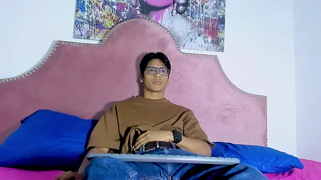 Snapshot of LiamKron chatting on April 2026 11:39:02 AM LiamKron online show from April 2026 11:39:02 AM