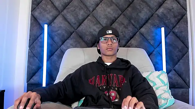 Snapshot of LiamKron chatting on May 2026 10:44:01 AM LiamKron online show from May 2026 10:44:01 AM