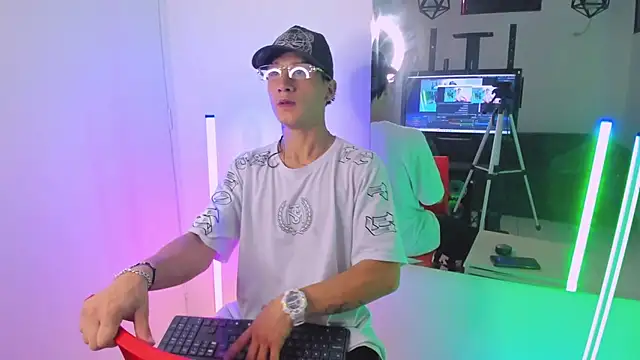 AbaturLopez online show from April 2026 08:09:02 PM