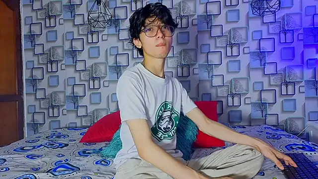 Snapshot of Twink_Sebas7 chatting on April 2026 12:21:02 PM Twink Sebas7 online show from April 2026 12:21:02 PM