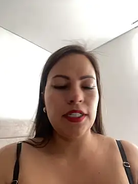 MIA ROSSEEE online show from June 2026 07:35:01 PM