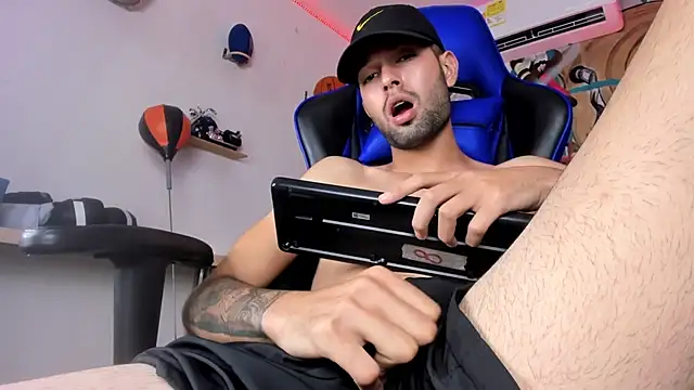 Snapshot of Ian_Valenti chatting on April 2026 07:58:02 PM Ian Valenti online show from April 2026 07:58:02 PM