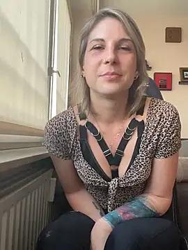 Snapshot of RealLadyDianna chatting on April 2026 06:01:02 PM RealLadyDianna online show from April 2026 06:01:02 PM