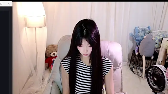 Snapshot of Zoe-001 chatting on April 2026 02:09:01 PM Zoe-001 online show from April 2026 02:09:01 PM