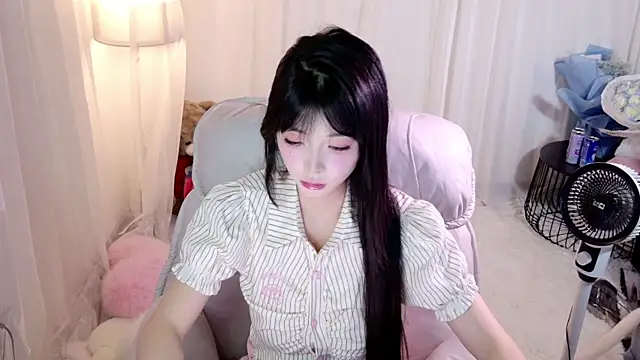 Snapshot of Zoe-001 chatting on April 2026 02:04:02 PM Zoe-001 online show from April 2026 02:04:02 PM