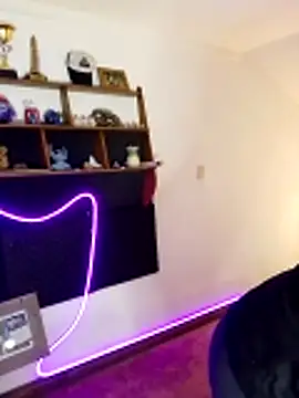 LauKiss online show from April 2026 07:03:01 PM