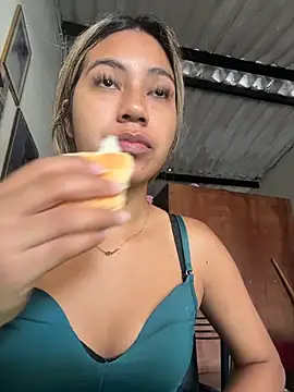 Snapshot of Kimmiebellarie chatting on June 2026 04:53:01 PM Kimmiebellarie online show from June 2026 04:53:01 PM