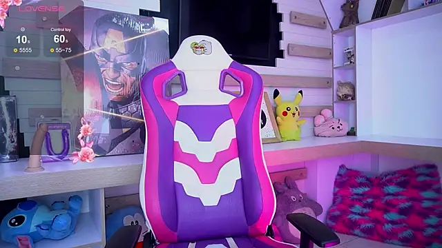 Snapshot of IvyLuxe_ chatting on April 2026 04:50:02 AM IvyLuxe online show from April 2026 04:50:02 AM