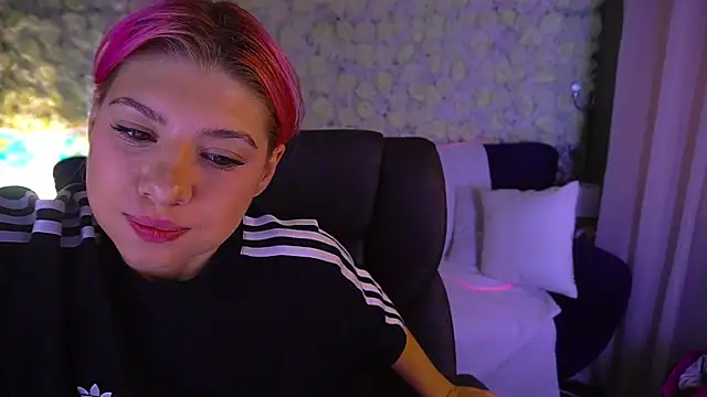 Snapshot of PinkyTrix chatting on May 2026 05:35:01 AM PinkyTrix online show from May 2026 05:35:01 AM