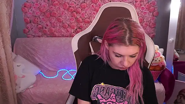 Snapshot of PinkyTrix chatting on May 2026 12:35:01 PM PinkyTrix online show from May 2026 12:35:01 PM