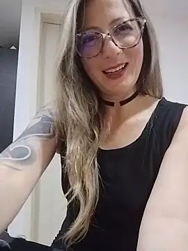 Snapshot of VALELUXX chatting on May 2026 03:24:02 AM VALELUXX online show from May 2026 03:24:02 AM