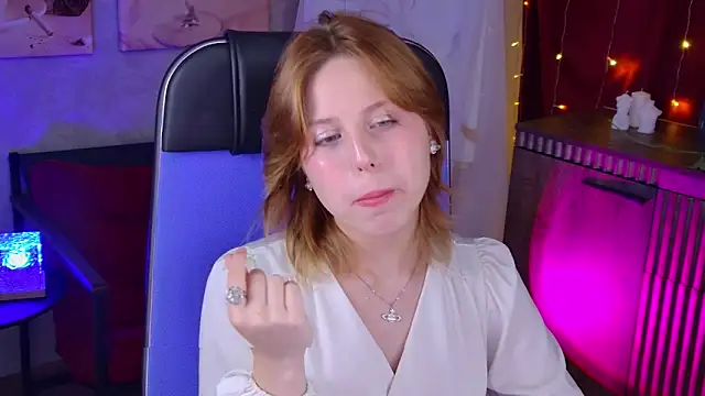 Snapshot of VivienneHebert chatting on June 2026 09:23:02 AM VivienneHebert online show from June 2026 09:23:02 AM