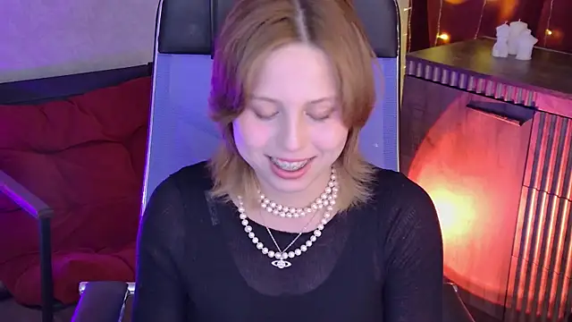 Snapshot of VivienneHebert chatting on June 2026 12:42:02 PM VivienneHebert online show from June 2026 12:42:02 PM