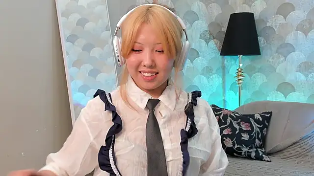 Snapshot of AzureMimi chatting on April 2026 02:08:02 PM AzureMimi online show from April 2026 02:08:02 PM
