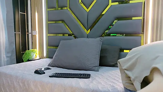 Snapshot of Leo_Miller_ chatting on April 2026 11:31:01 AM Leo Miller online show from April 2026 11:31:01 AM