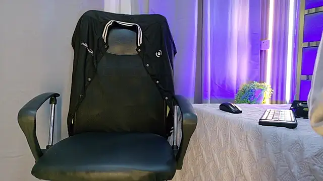 Snapshot of Leo_Miller_ chatting on April 2026 12:29:02 PM Leo Miller online show from April 2026 12:29:02 PM