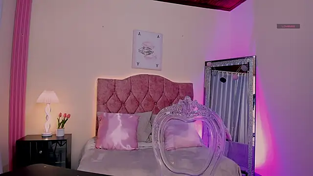 Luna Petti online show from April 2026 01:25:02 PM