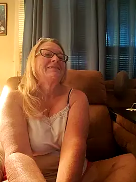 Snapshot of RavensLove chatting on May 2026 12:00:01 PM RavensLove online show from May 2026 12:00:01 PM