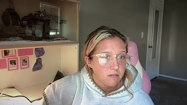 Snapshot of MUSCLEMOMMY1365 chatting on May 2026 03:50:02 PM MUSCLEMOMMY1365 online show from May 2026 03:50:02 PM