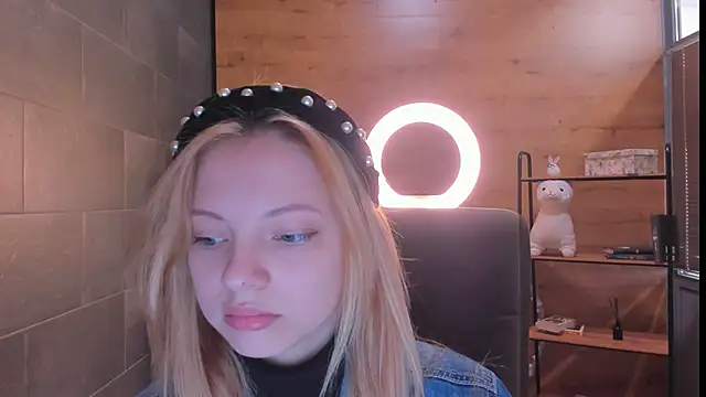 Snapshot of EmmaaMcDon chatting on April 2026 09:40:02 AM EmmaaMcDon online show from April 2026 09:40:02 AM