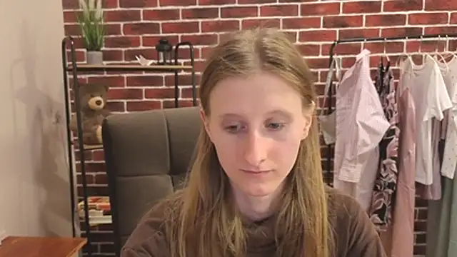 Snapshot of AliceeStone chatting on April 2026 11:36:02 AM AliceeStone online show from April 2026 11:36:02 AM