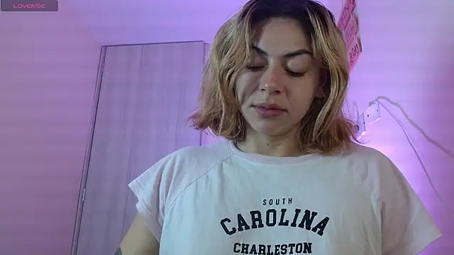 Snapshot of aprildumont chatting on July 2026 10:30:01 AM aprildumont online show from July 2026 10:30:01 AM