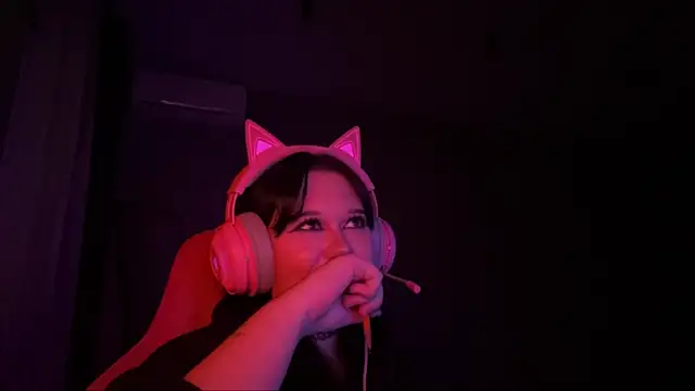 Snapshot of Alinalovelove chatting on April 2026 07:58:02 PM Alinalovelove online show from April 2026 07:58:02 PM