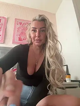 Snapshot of Naughtyhousewife_x chatting on April 2026 10:42:02 AM Naughtyhousewife x online show from April 2026 10:42:02 AM