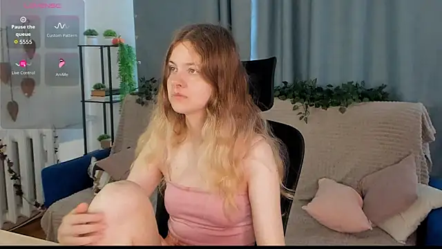 Snapshot of Glitch_Doll chatting on July 2026 06:31:01 AM Glitch Doll online show from July 2026 06:31:01 AM