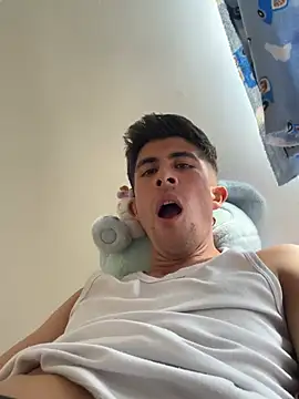 Snapshot of Luis-avatar chatting on April 2026 07:10:01 PM Luis-avatar online show from April 2026 07:10:01 PM