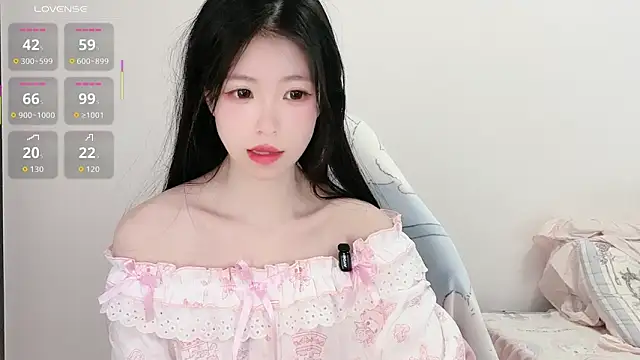 XiaoMei-iiiiii online show from April 2026 04:37:01 AM