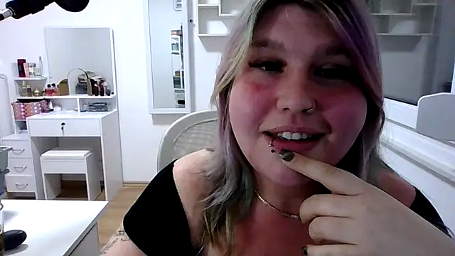 Snapshot of Sweet_Secrets chatting on April 2026 08:06:01 PM Sweet Secrets online show from April 2026 08:06:01 PM