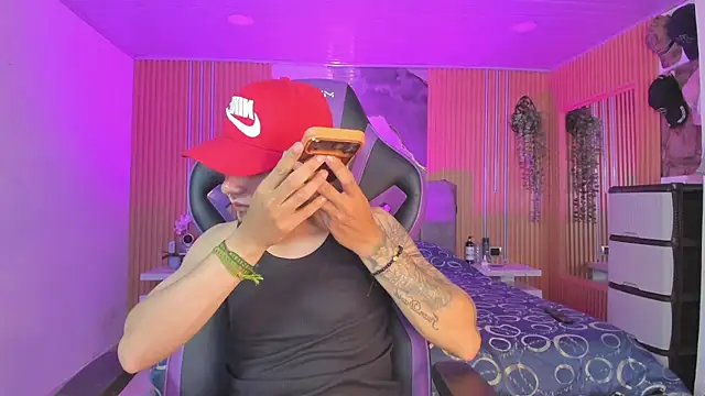 Snapshot of Owen_Drake chatting on April 2026 03:42:01 AM Owen Drake online show from April 2026 03:42:01 AM