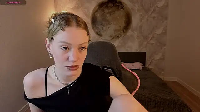 Snapshot of EvaHamilton chatting on April 2026 01:47:01 AM EvaHamilton online show from April 2026 01:47:01 AM