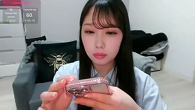 Snapshot of Minamina2 chatting on April 2026 10:28:02 AM Minamina2 online show from April 2026 10:28:02 AM