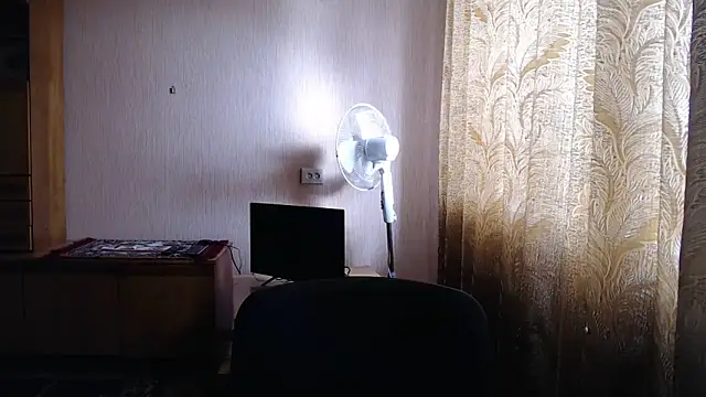 Snapshot of AlinaxJames chatting on April 2026 01:41:02 PM AlinaxJames online show from April 2026 01:41:02 PM