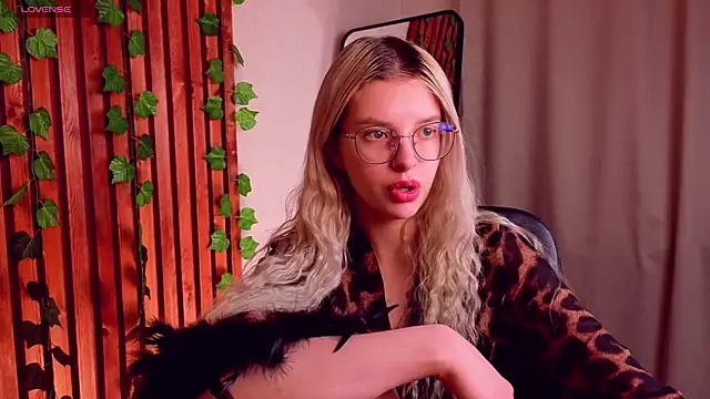 Snapshot of TiffyPeachy chatting on April 2026 10:54:01 AM TiffyPeachy online show from April 2026 10:54:01 AM