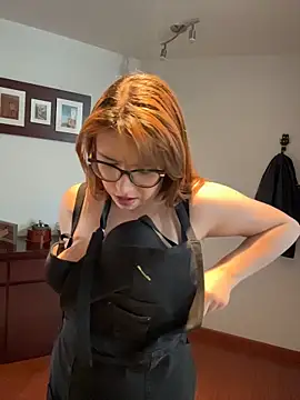 Snapshot of AliceMtz chatting on April 2026 07:01:01 PM AliceMtz online show from April 2026 07:01:01 PM