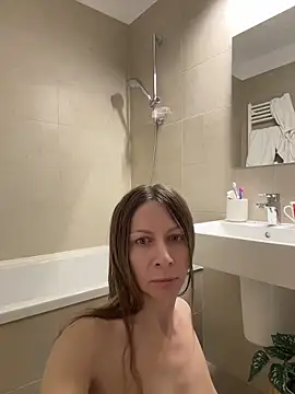 Mira Luna online show from May 2026 05:03:02 AM