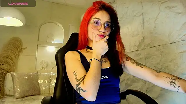 Snapshot of Moon_Red_r chatting on April 2026 08:03:02 PM Moon Red r online show from April 2026 08:03:02 PM